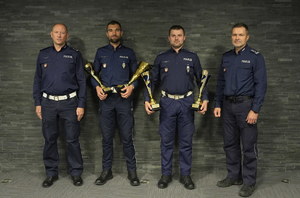 policjanci z ruch drogowego wraz z naczelnikiem wydziały i zastępcą komendanta