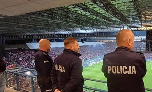 policjanci dowodzący zabapieczeniem obserwują kibiców na stadionie