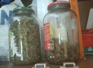 dwa słoiki z suszem roślinnym