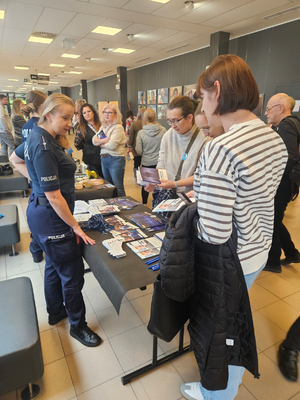policjantka rozmawia z uczestnikami festiwalu