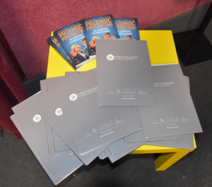 Kilka egzemplarzy książki pt. Przemoc psychiczna oraz teczki na którym widnieje logo Starostwa Powiatowego w Bocheni