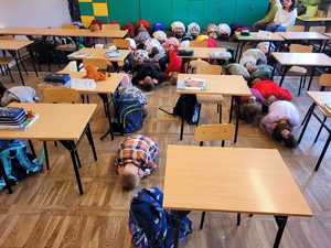 dzieci demionstruja pozycje obronne