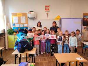 pamiątkowe zdjęcie uczniów z policjantką w klasie