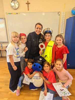 pamiątkowe zdjęcie uczniów z policjantką.