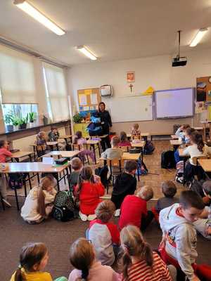 policjantka na prelekcji z dziecmi