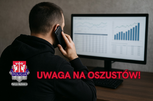 mężczyzna siedzący tyłem przed komputerem z telefonem przy uchu i napis uwaga na oszustów