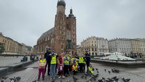 Policjantki pozują do zdjęcia wraz z dziećmi na Rynku Krakowskim