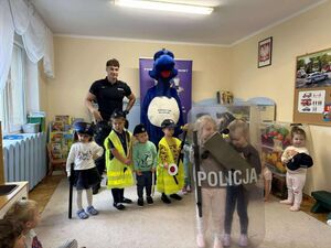 dzieci oglądające sprzęt policyjny