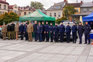 Zdjęcie grupowe policjantów, strażników granicznych i uczniów klasy policyjnej