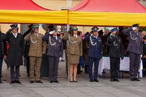 Zdjęcie przedstawicieli służb oddających honor