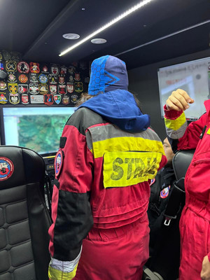 Poszukiwacze w centrum dowodzenia patrzą na ekrany