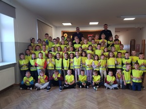 Pierwszoklasiści wyposażeni w elementy odblaskowe