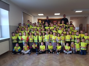 Pierwszoklasiści wyposażeni w elementy odblaskowe