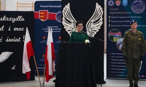 dyrektor szkoły przemawia przy mównicy