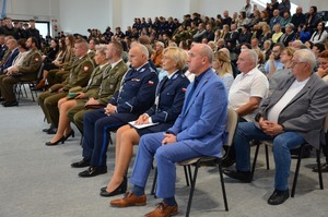 komendant i policjantka prewencji wśród zaproszonych gości