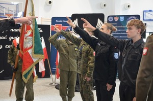 uczniowie klas pierwszych ślubują na sztandar