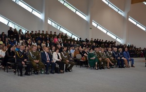 zaproszeni goście, nauczyciele, uczniowie podczas uroczystości