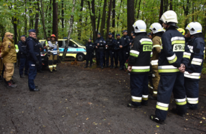 Policjanci oraz strażacy podczas odprawy