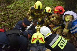 Policjanci, strażacy oraz zaginiony mężczyzna