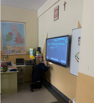 Policjant świecący latarką podczas poszukiwania ładunku wybuchowego