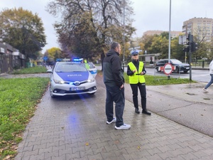 Policjantka rozmawia z pieszym o bezpieczenstwie