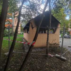 spalona wiata śmietnikowa