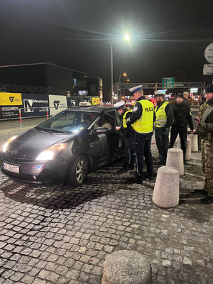 umundurowani policjanci i funkcjonariusze inspekcji transportu drogowego podczas kontroli pojazdu