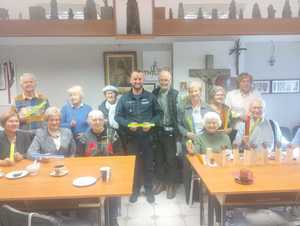 dzielnicowy wraz z seniorami