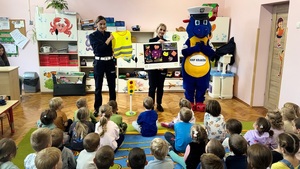 Policjanci przeprowadzają pogadankę w przedszkolu