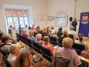 policjantka podczas prelekcji