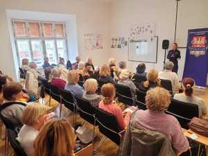 policjantka podczas prelekcji