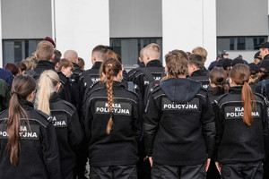 policyjna klasa w czarnych mundurach