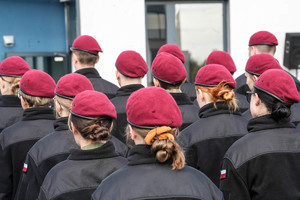 klasa mundurowa w czerwonych beretach