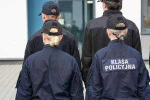 klasa policyjna w niebieskich mundurach ćwiczebnych