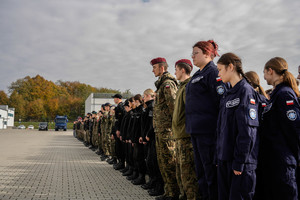 uczniowie w szeregu na placu