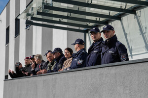 policjanci oglądający pokaz na trybunie