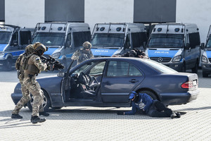 policjanci kontrterroryści zbliżają się do zamachowca w trakcie inscenizacji