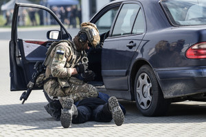 kontrterroryści zatrzymują pseudozamachowca