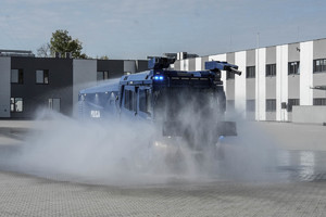 pokaz możliwości wozu tajfun - samochód strzela wodą z armatki wodnej oraz dysz bocznych