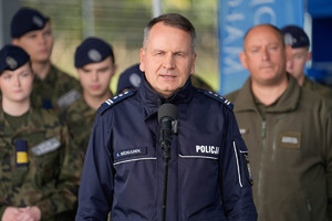 komendant bednarek w trakcie przemówienia na bryfingu