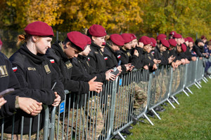 uczniowie oglądający pokaz wyszkolenia psów służbowych