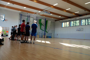 test sprawnościowy - uczniowie czekają na sali gimnastycznej