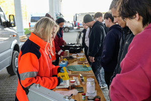 policjantki rozmawiają z uczniami przy stanowisko laboratorium
