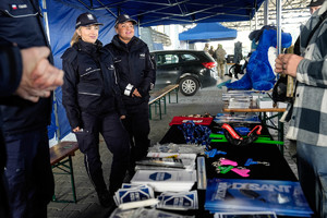 policjantki wydziały prewencji przy stanowisku z ulotkami