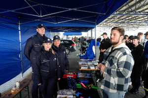 obok policjantek z prewencji stoi policjant z wydziału doboru kadr i szkoleń