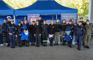 wspólne zdjęcie policjantów z uczniami przy namiotach