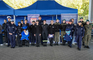 wspólne zdjęcie policjantów z uczniami przy namiotach
