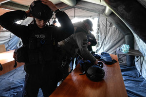 uczeń przymierza policyjny mundur i hełm