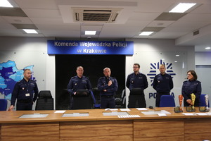 egzaminatorzy tłumaczą zasady konkursu