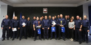 wspólne zdjęcie z komendantem kubiakiem wszystkich uczestników konkursu